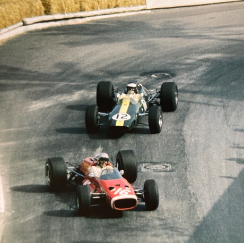 Dans les rues de Monaco, en bagarre avec Bruce MacLaren